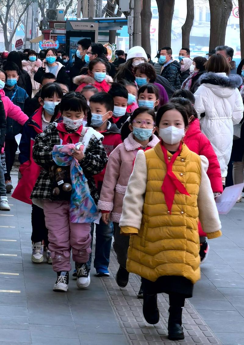 杭州两学校因新冠疫情停课，日新增5千确诊病毒未消失